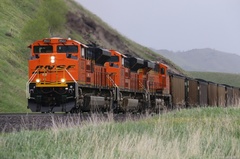 BNSF8522-MAY17-HOPPERS,MT