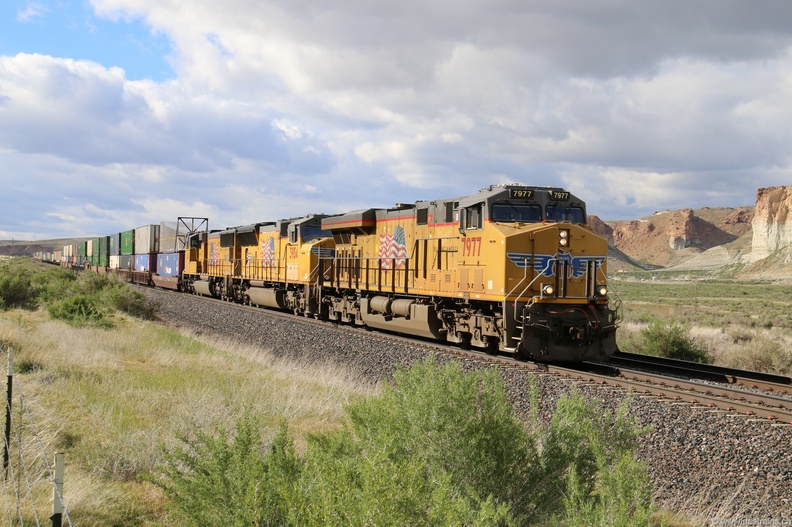 UP7977-MAY17-WEST GREEN RIVER,WY.JPG