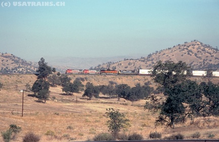 BNSF0888-OCT03-TEHACHAPI LOOP,CA