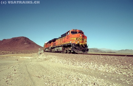 BNSF4677-OCT03-LUDLOW,CA