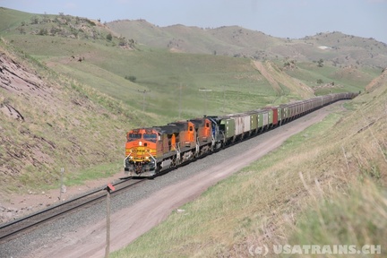 BNSF4763-MAY06-HOPPERS,MT